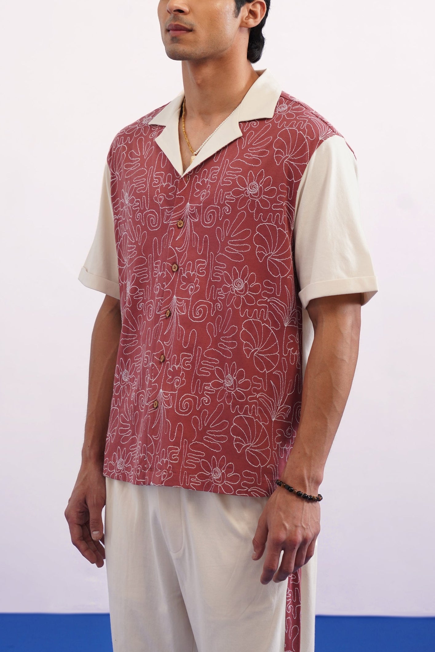 COASTAL GLYPH COTTON KNIT SHIRT - CREAMY CLOUD/APPLE BUTTER