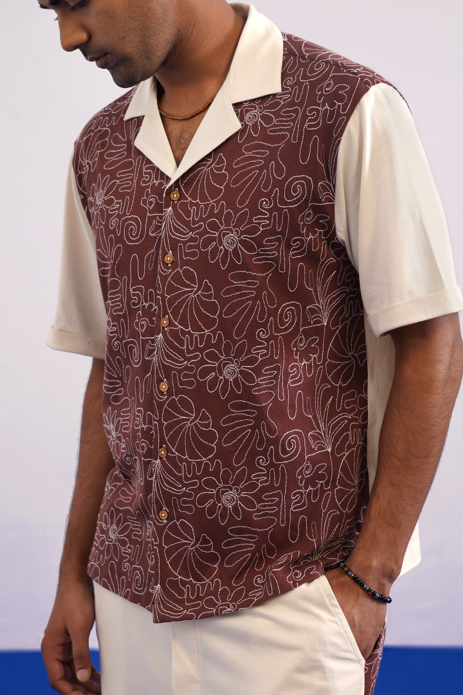 COASTAL GLYPH COTTON KNIT SHIRT - CREAMY CLOUD/ESPRESSO BEAN