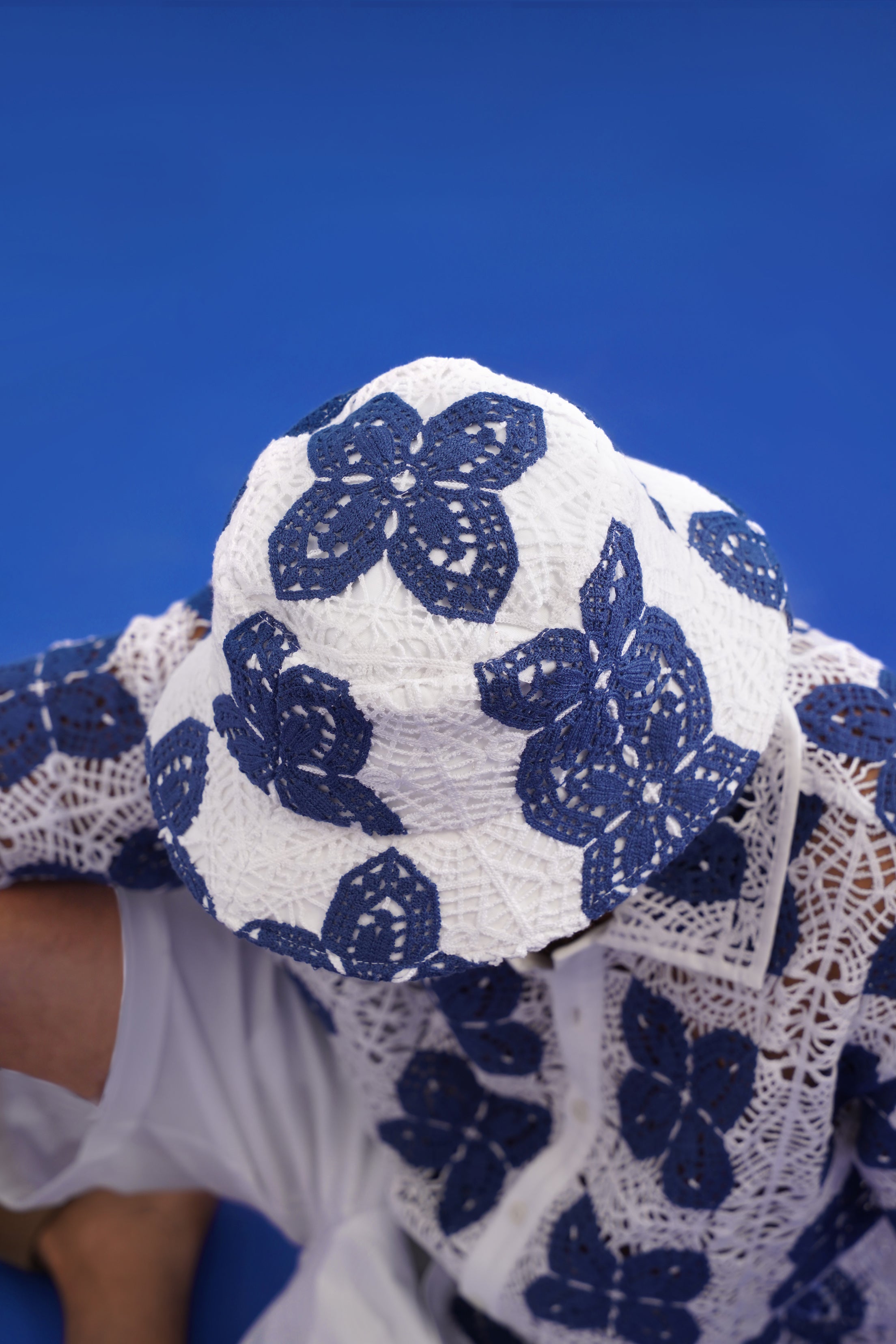 AZUR BLOOM GUIPURE BUCKET HAT - PORCELAIN NAVY