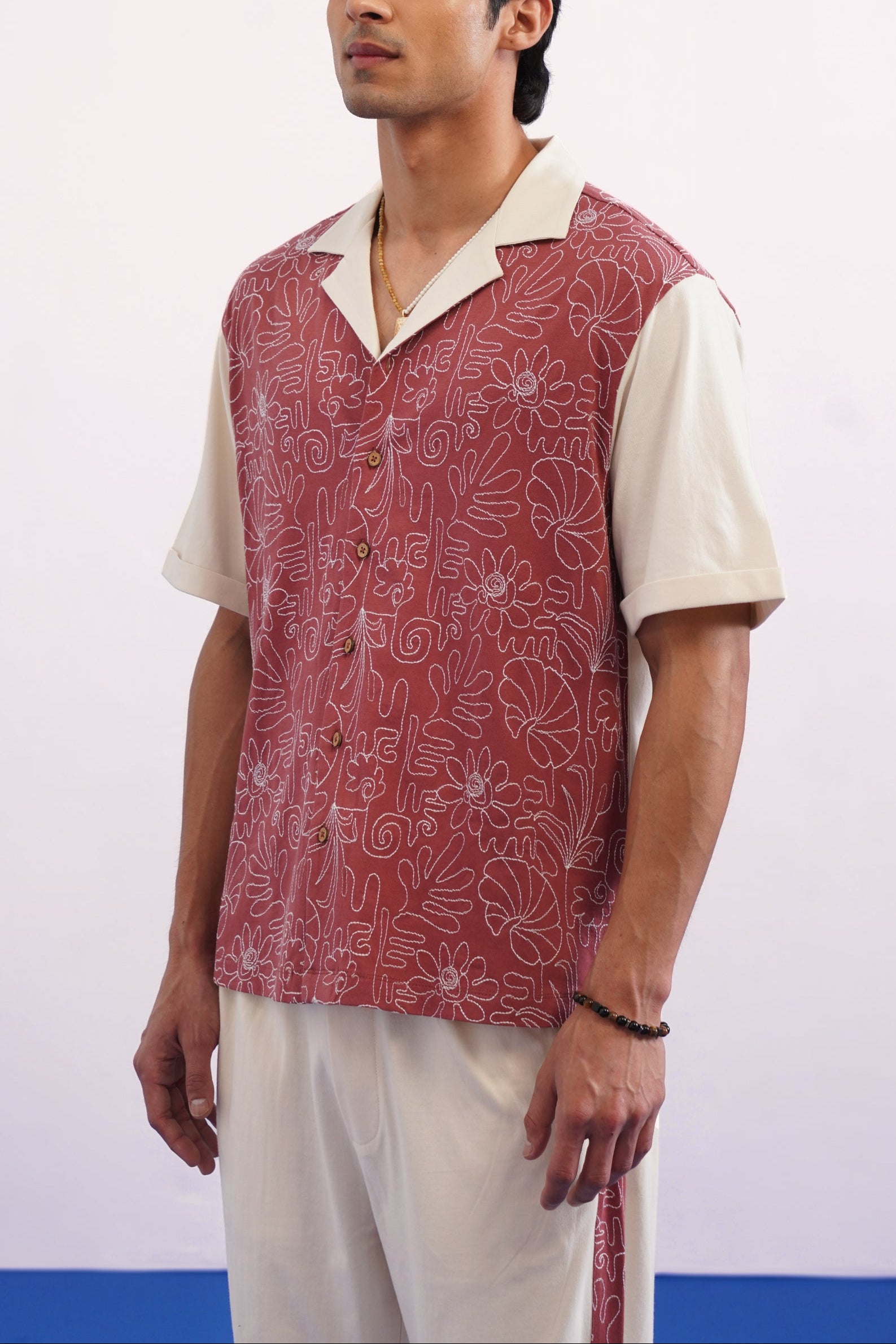 COASTAL GLYPH COTTON KNIT SHIRT - CREAMY CLOUD/APPLE BUTTER