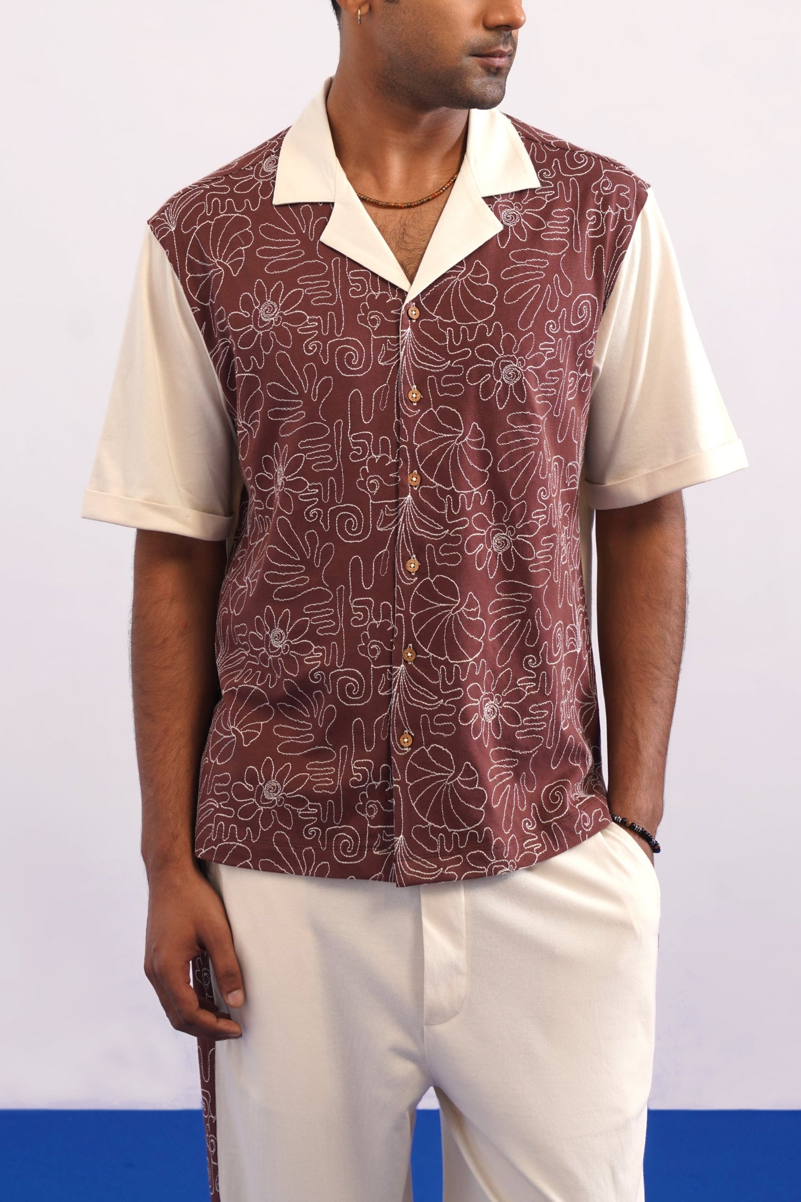 COASTAL GLYPH COTTON KNIT SHIRT - CREAMY CLOUD/ESPRESSO BEAN